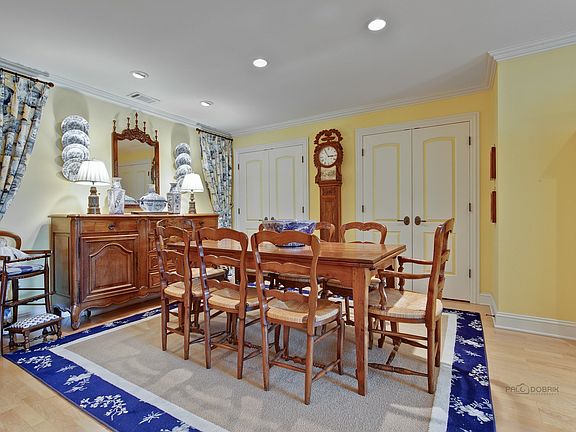 5th image of 140 Franklin Pl E APT 208