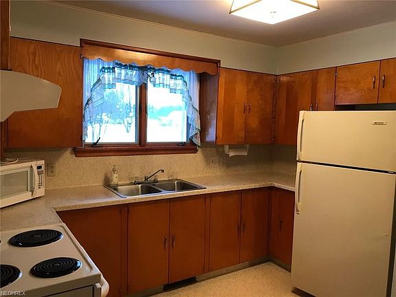 2nd image of 105 Edgewood Dr