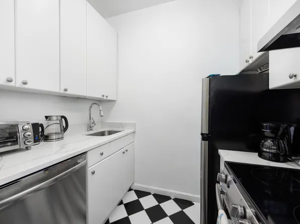 1049 Lexington Avenue image 17 of 20