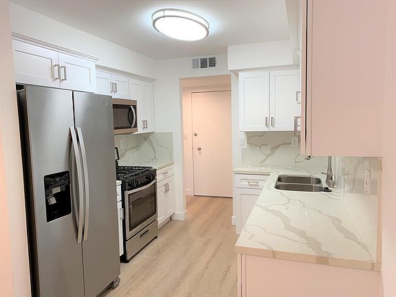 2nd image of 12325 Moorpark St #102