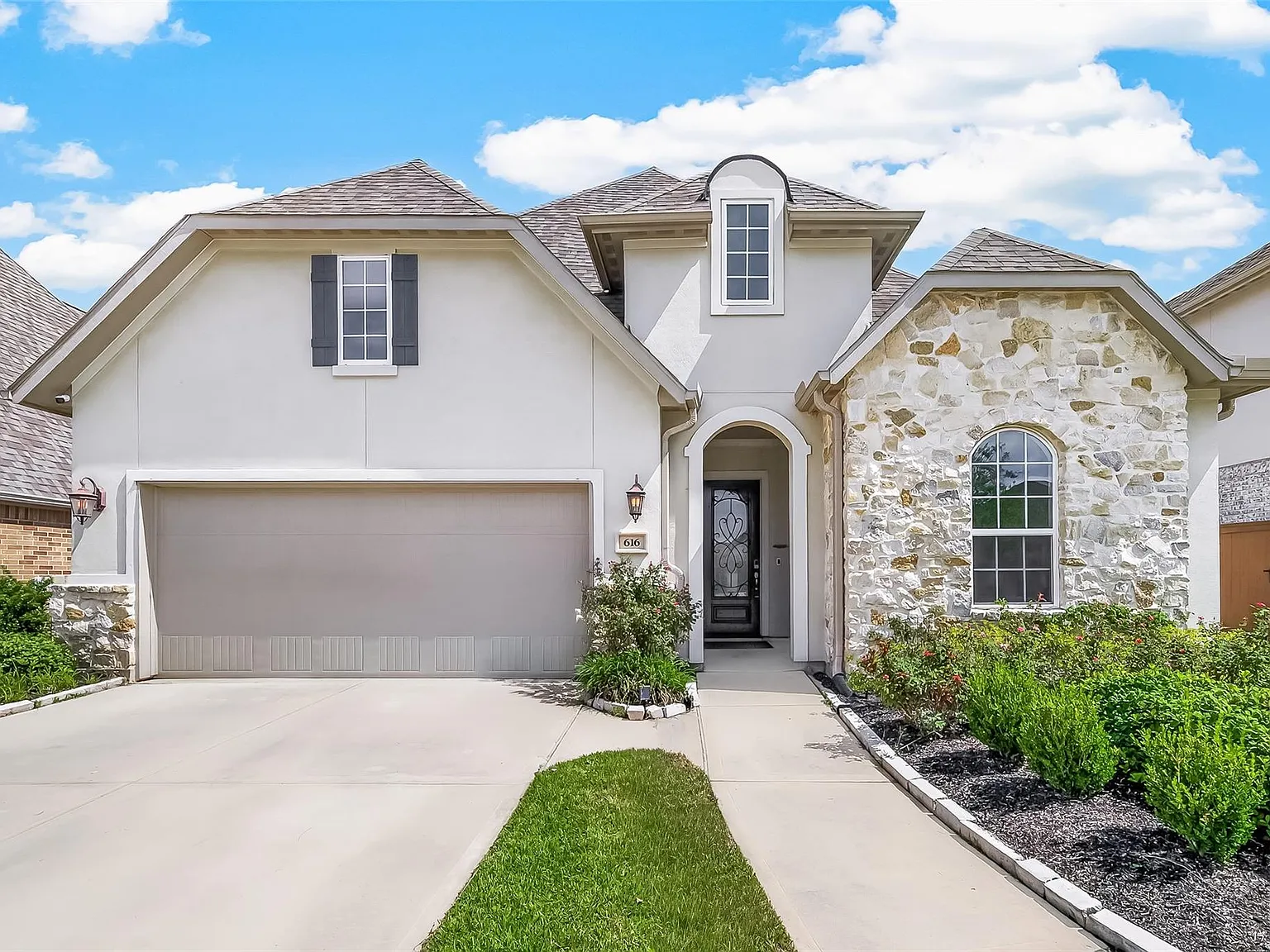 4 bed, 2.5 bath, 2447 sqft, $3,500 — Photo 1