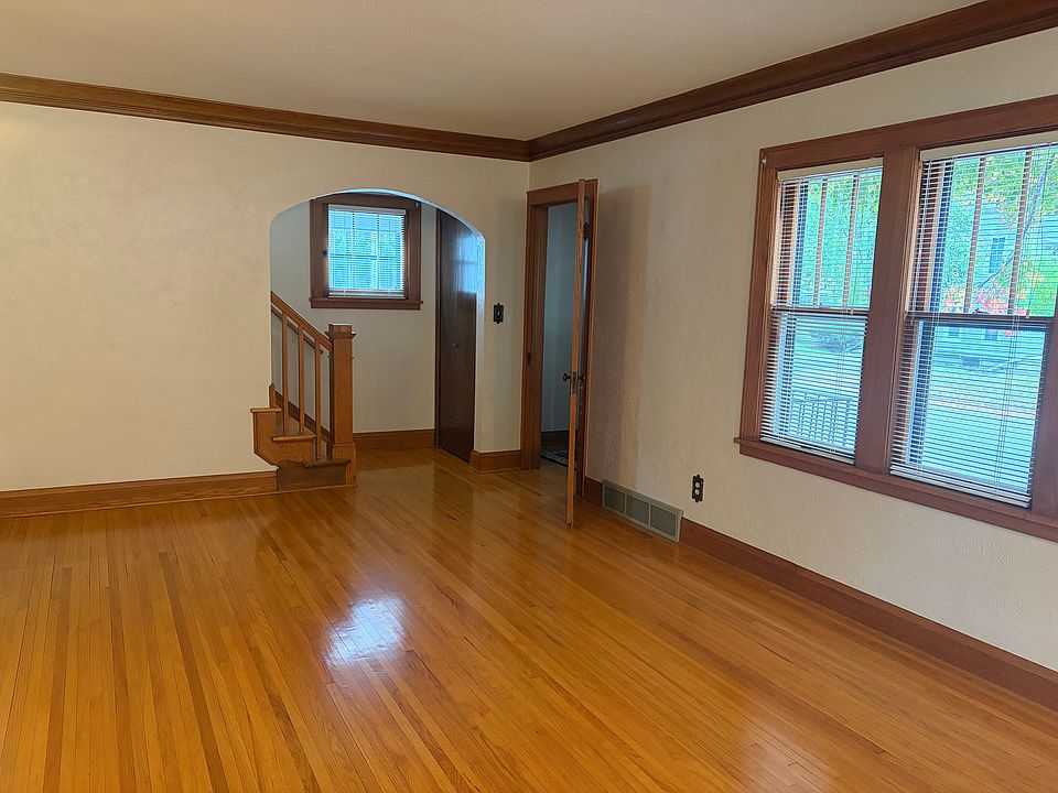 2nd image of 1206 1st St NW