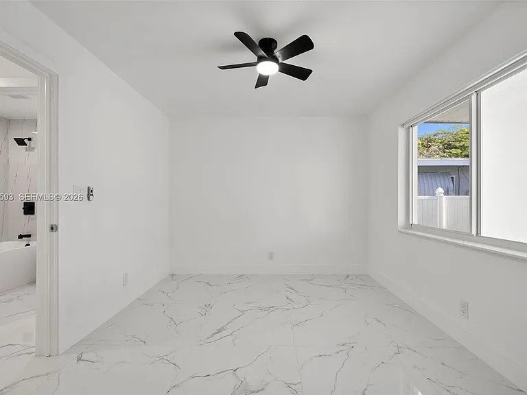 253 SW 4th St — Photo 12