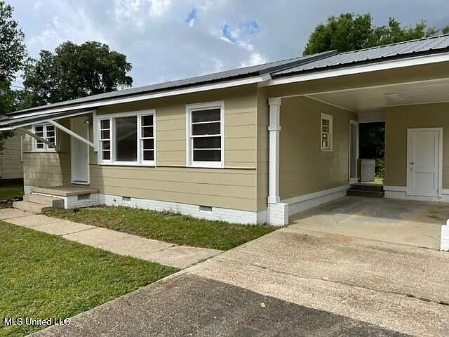 333 Belvedere Dr — Photo 2