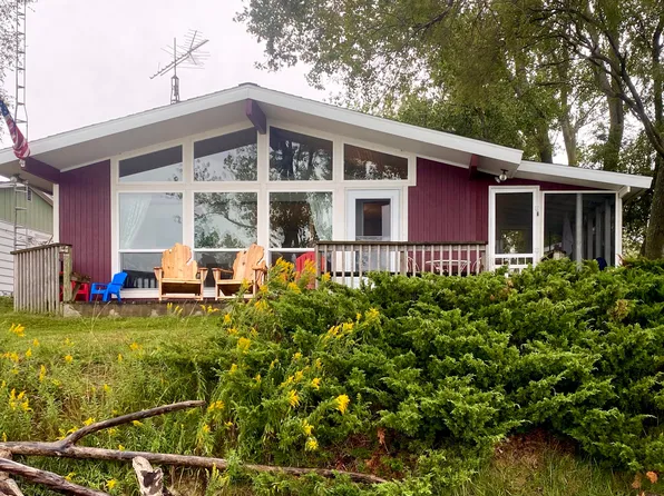 2879 N Lakeshore Dr, Mears, MI 49436