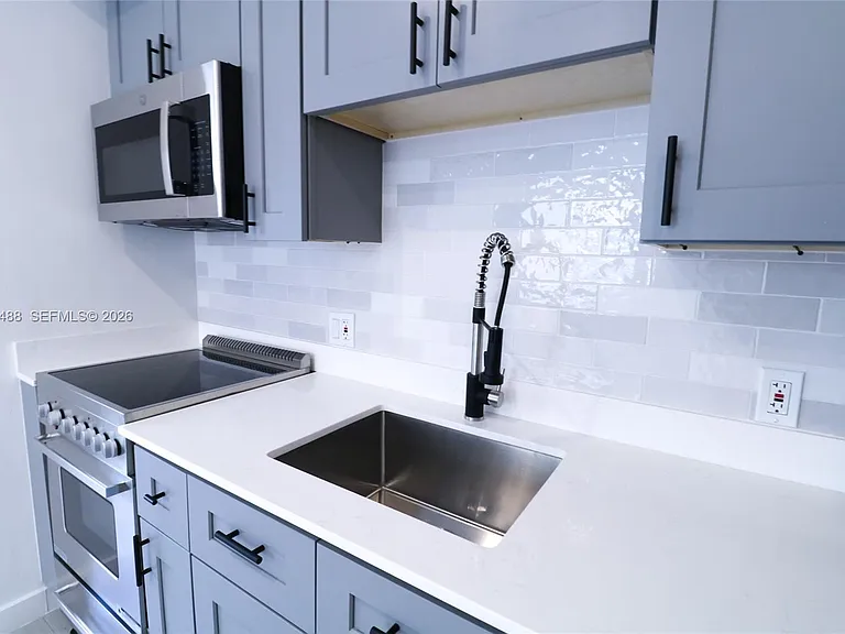 221 SW 11th Ave #2 — Photo 5