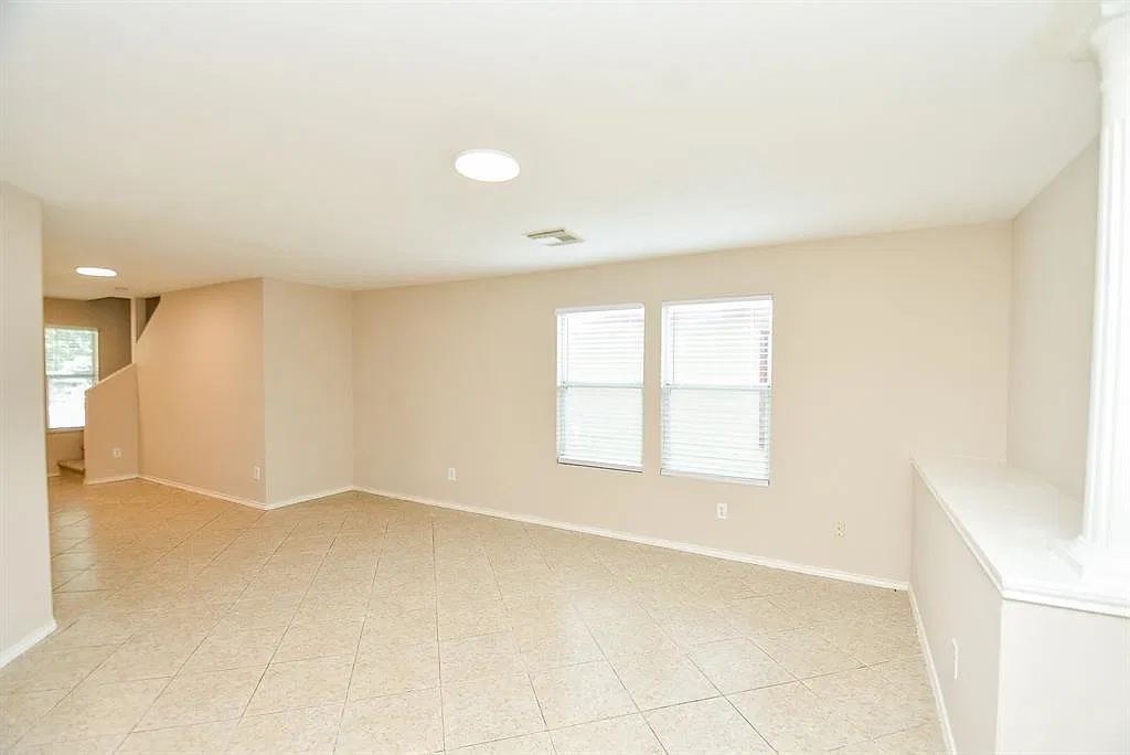 4 bed, 2.5 bath, 2590 sqft, $2,000 — Photo 4