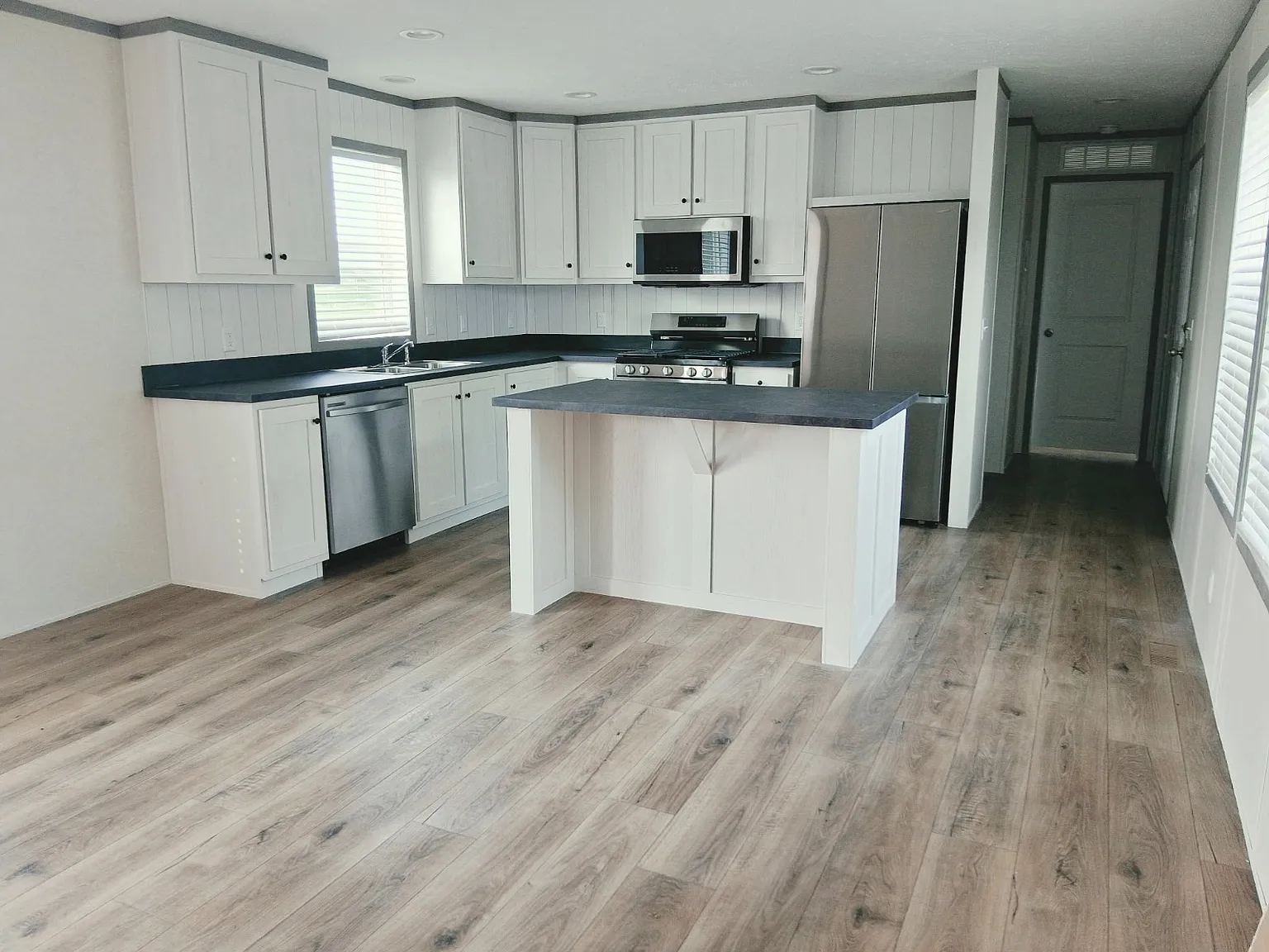 3 bed, 2.0 bath, 1056 sqft, $1,095 — Photo 3