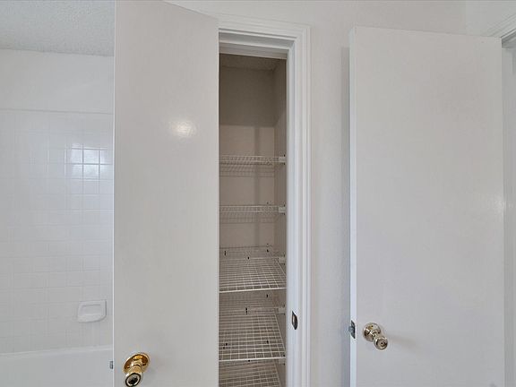 2nd image of 407 Oakcrest Dr