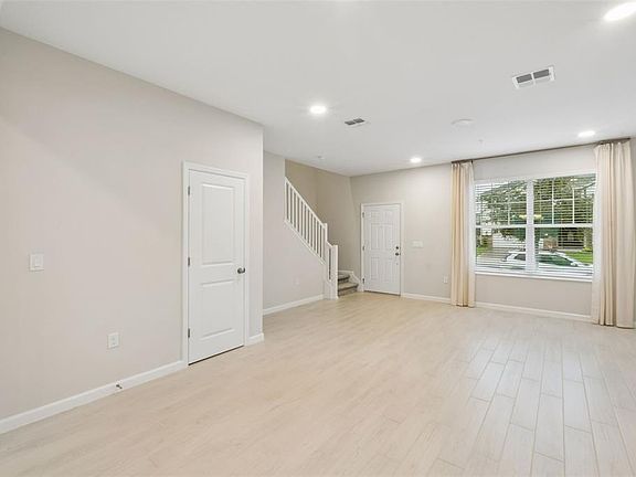 3rd image of 827 Creeping Fig St