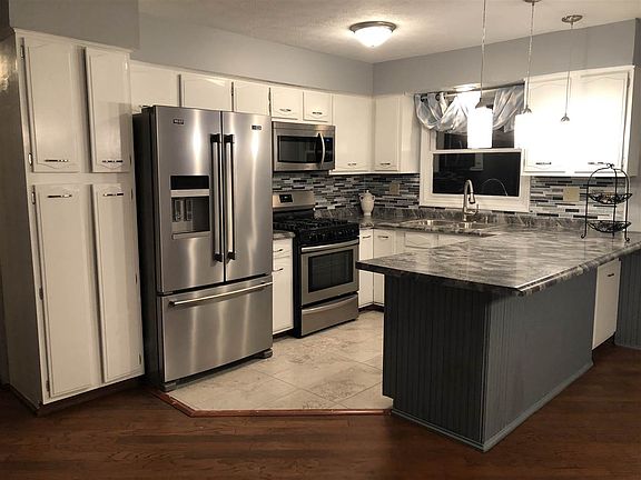 2nd image of 703 Kingsway Ave