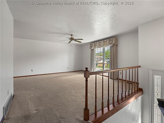 4th image of 33 Marilyn Rd
