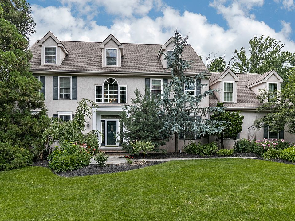 Welcome to 14 Phillips Ln!