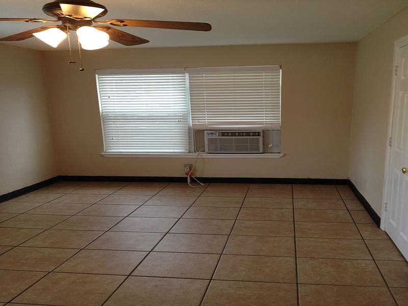 2nd image of 1102 Stonehaven St APT 8