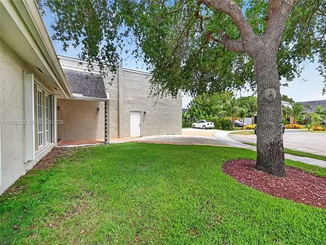 3 bed, 2.0 bath, 1900 sqft, $3,900 — Photo 2