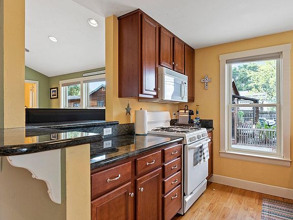 4th image of 458-460 Bell Ct