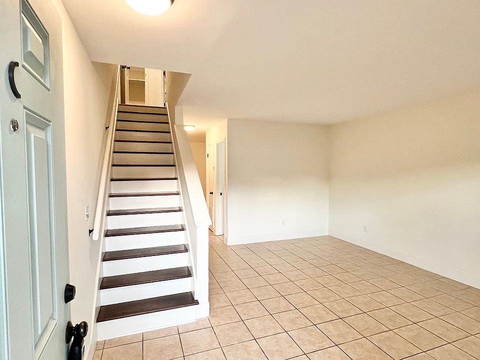 Entryway/Livingroom