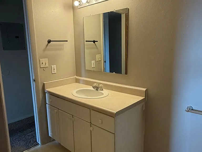 812 W Cedar Ct — Photo 16