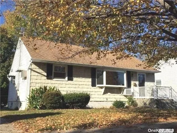 17 Kuhl Ave, Hicksville, NY 11801