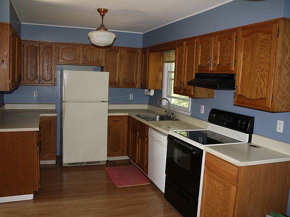 4th image of 104 Cayuga Ave