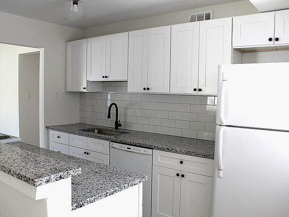 4th image of 121 Chatwood Ter