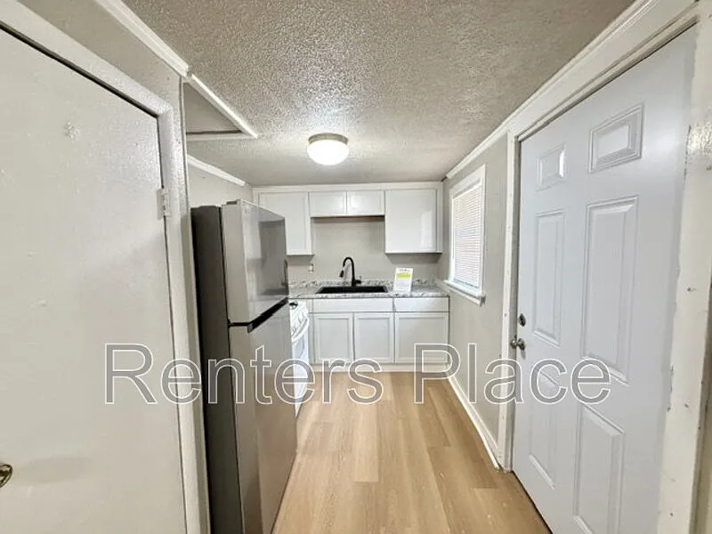 3 bed, 1.0 bath, 760 sqft, $1,100 — Photo 4