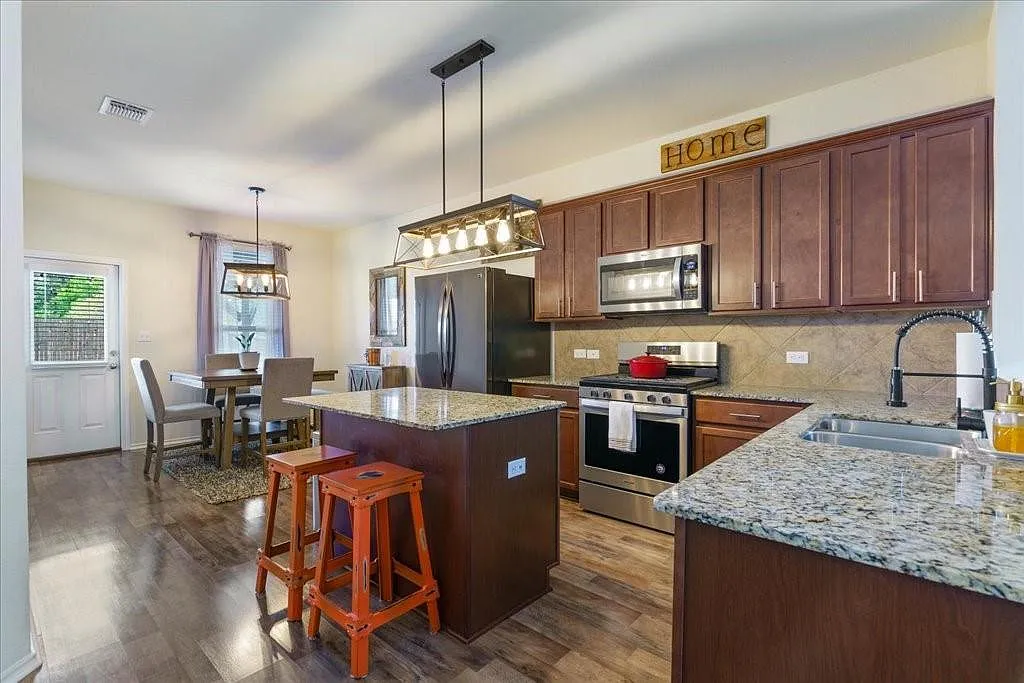 3 bed, 2.0 bath, 1534 sqft, $2,100 — Photo 3