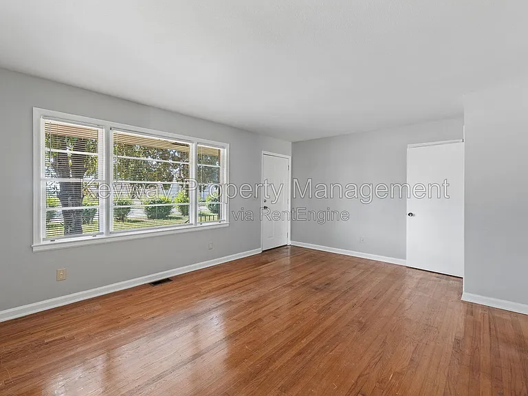2105 Eastland Dr — Photo 4