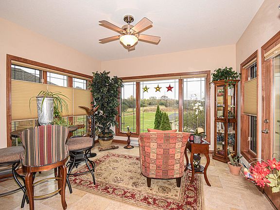 4th image of 543 Garden Prairie Dr