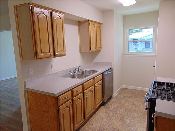 3rd image of 3827 Pacesetter Dr