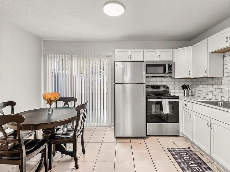 Summerville Apartments — Photo 10