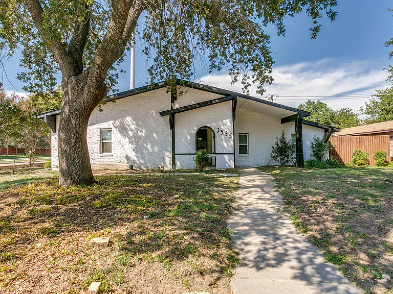 1535 Carnation Dr — Photo 2