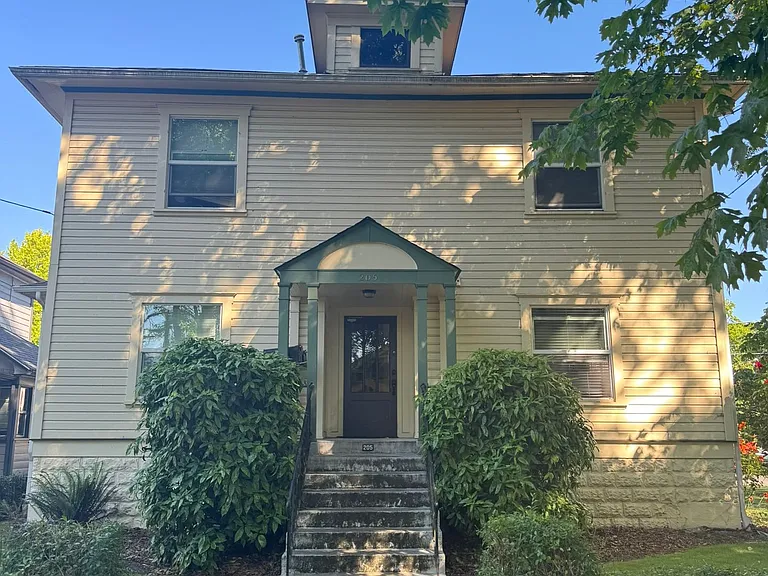 205 NW 11th St — Photo 4