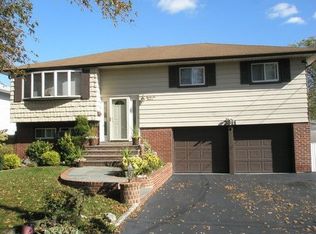 2611 Irene Ln, Seaford, NY 11783