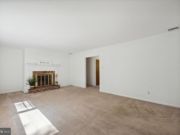 3rd image of 200 E Rose Tree Rd