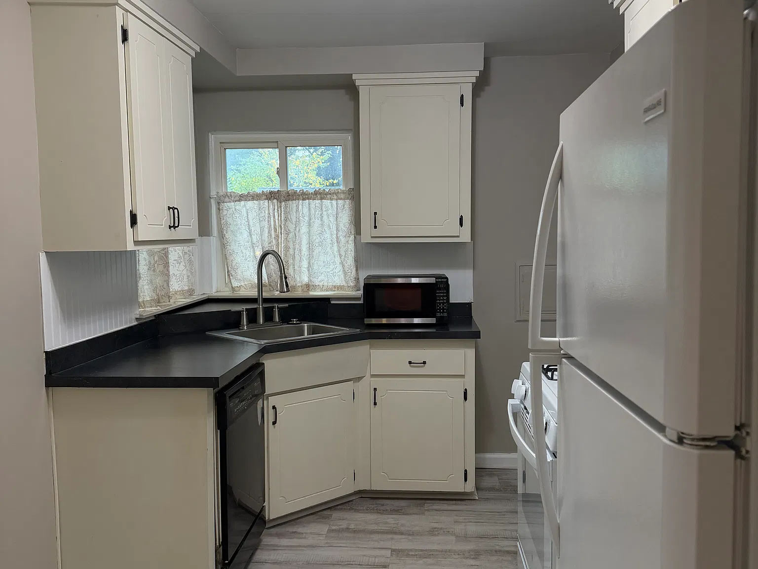3 bed, 1100 sqft, $2,200 — Photo 3