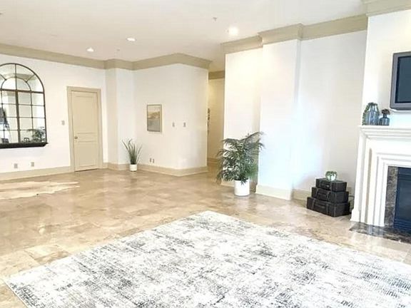 5th image of 2848 Woodside St #3C