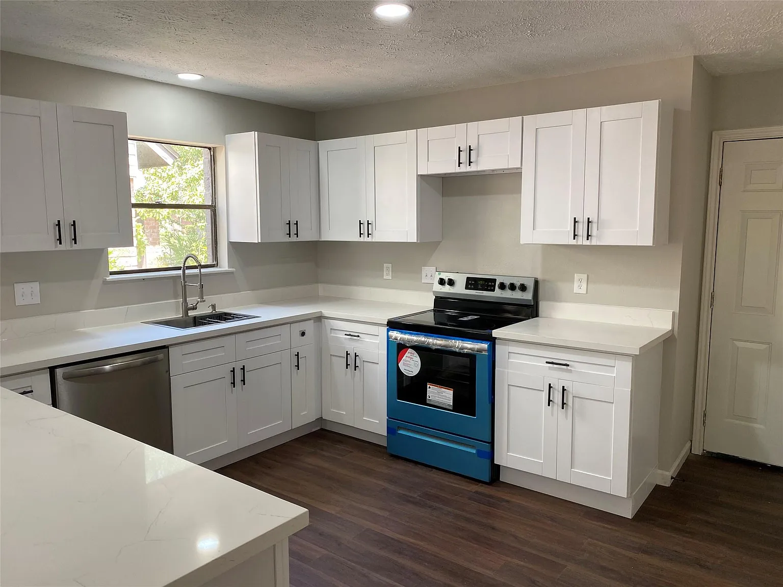 4 bed, 2.0 bath, 2172 sqft, $2,300 — Photo 3