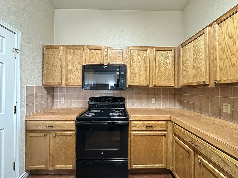 2103 Charleston Ct — Photo 8