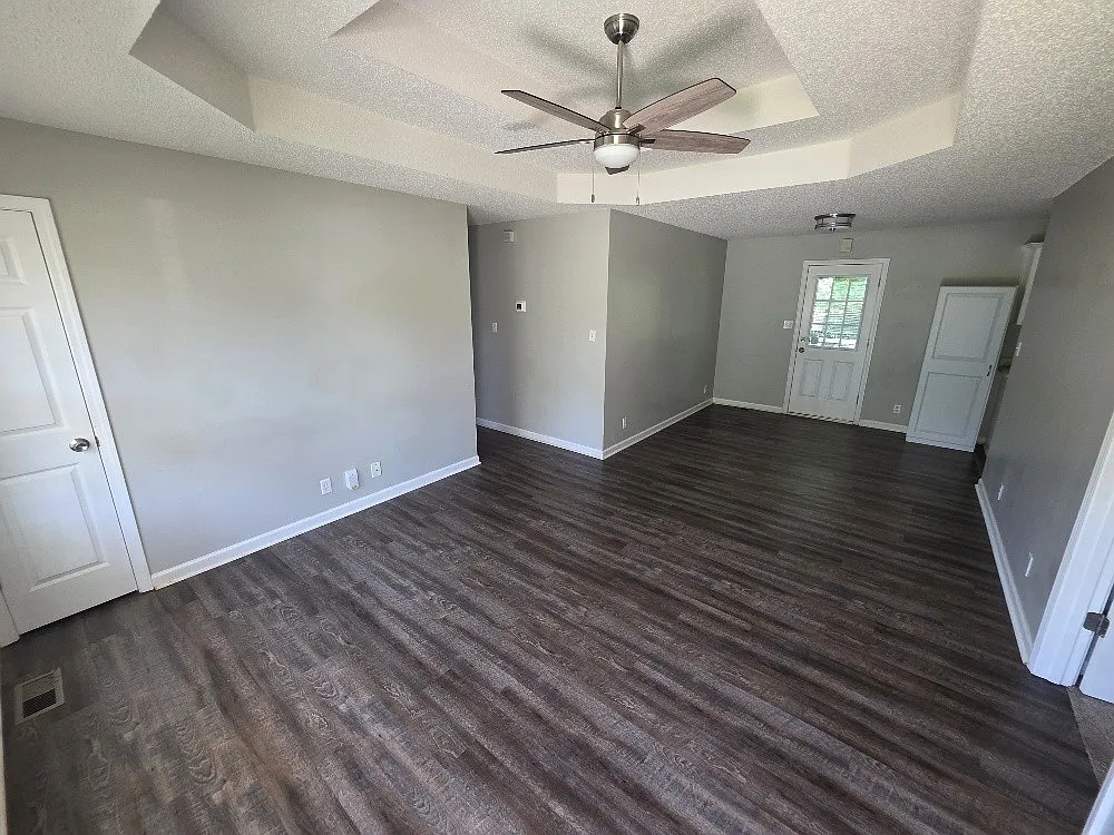 3 bed, 2.0 bath, 1086 sqft, $1,300 — Photo 2