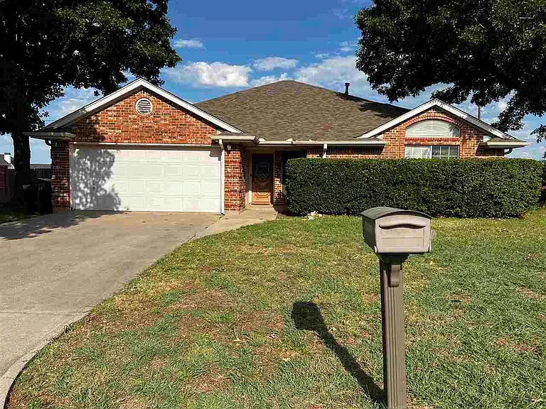 902 Sugarbush Ln — Photo 1