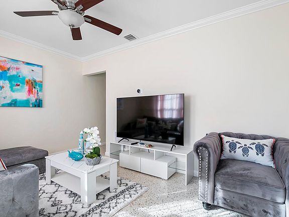 5th image of 802 N J St APT 2