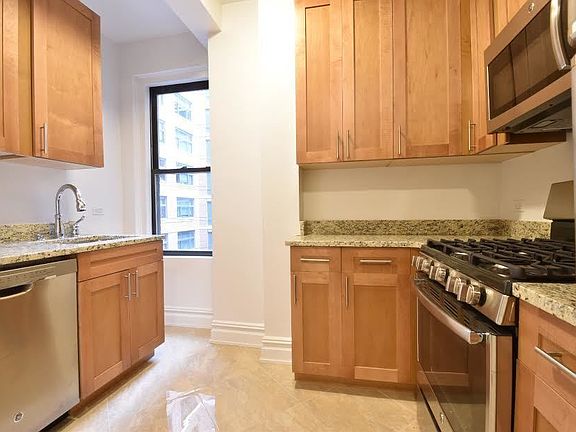 2nd image of 225 W 106th St APT 8D