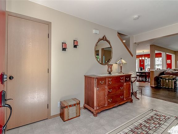 3rd image of 904 Daffodil Ave NE