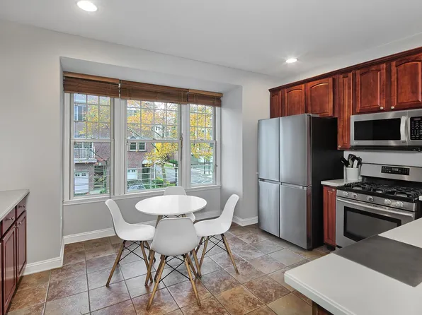 454 Albany Court image 5 of 29