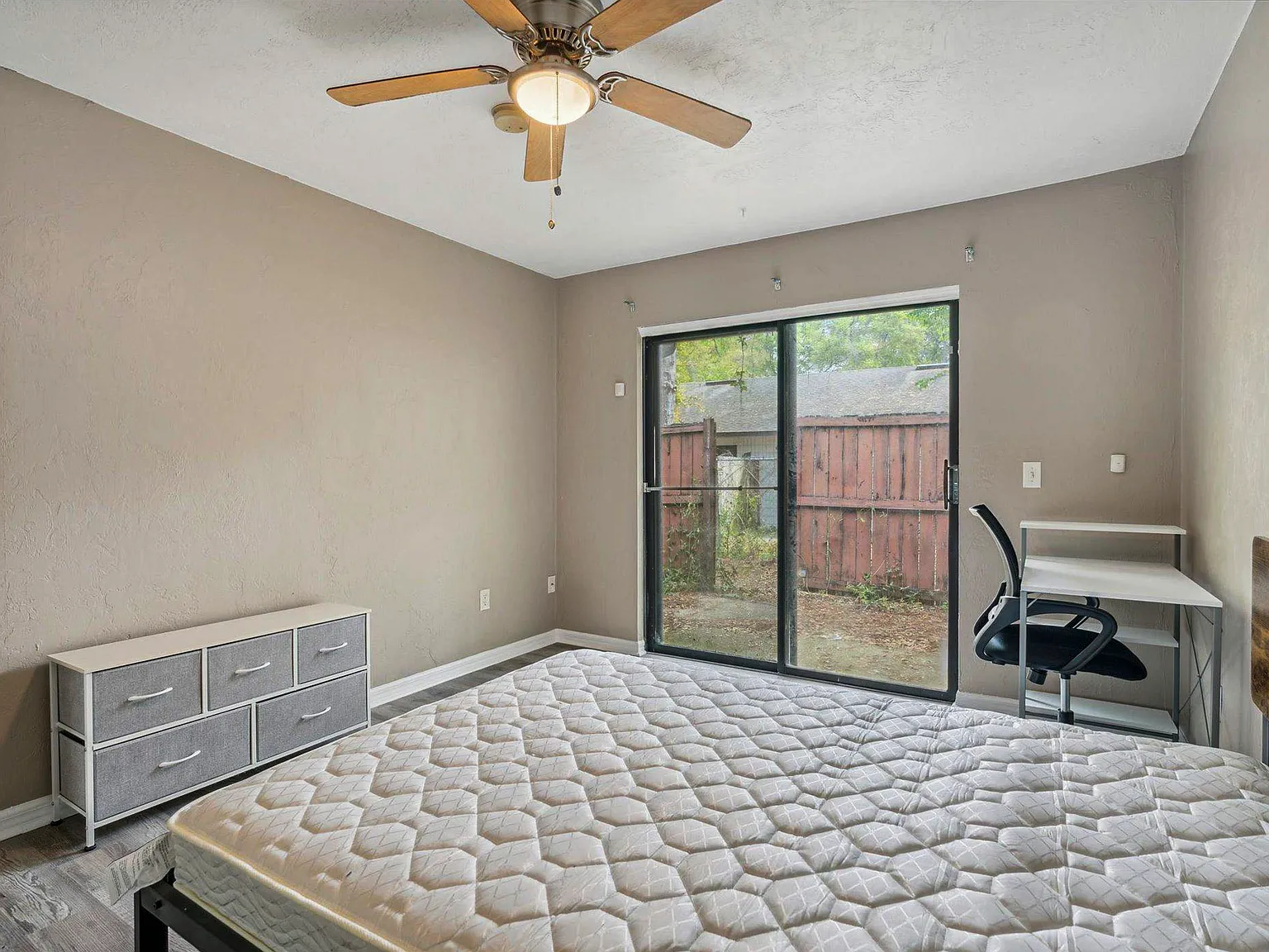 3 bed, 2.0 bath, 966 sqft, $910 — Photo 3