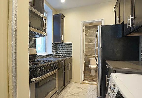 3rd image of 709 De Kalb Ave #A0