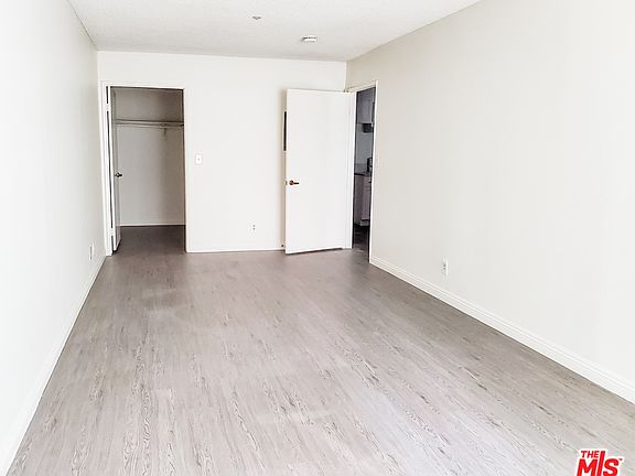 4th image of 4664 W Maplewood Ave #103