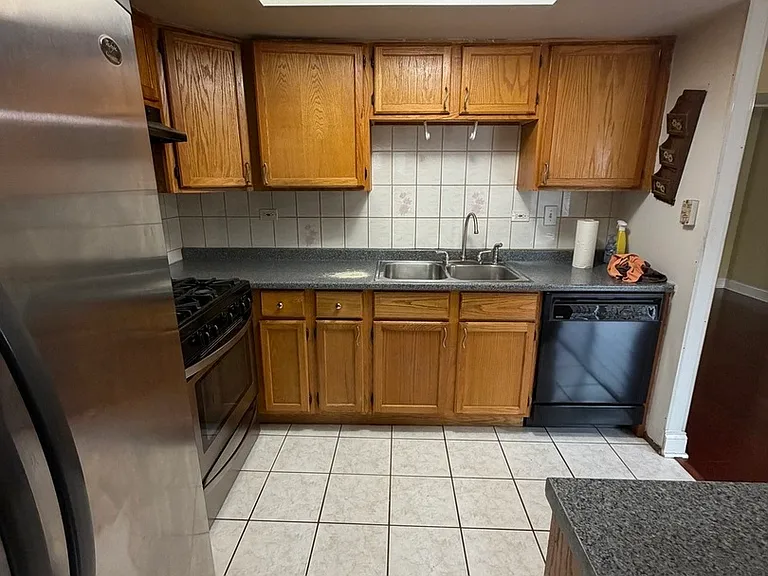 805 Bishop Ct #H — Photo 5