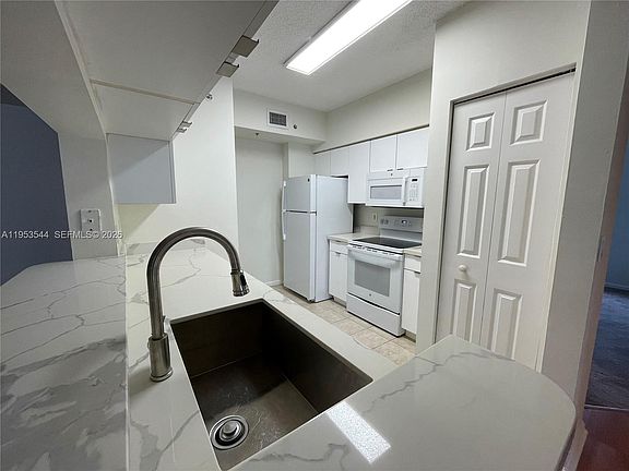 4th image of 17125 N Bay Rd APT 3404
